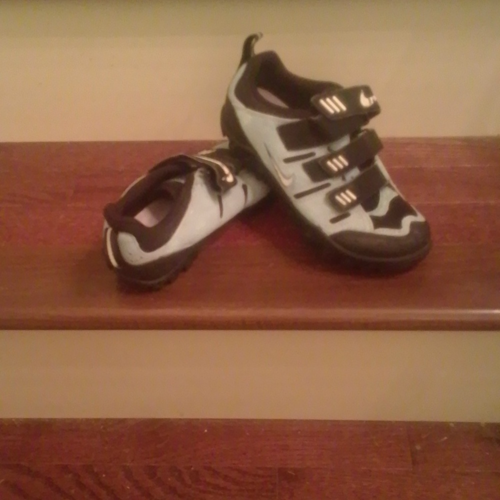 Nike woman's light blue suede cycling shoes size 5